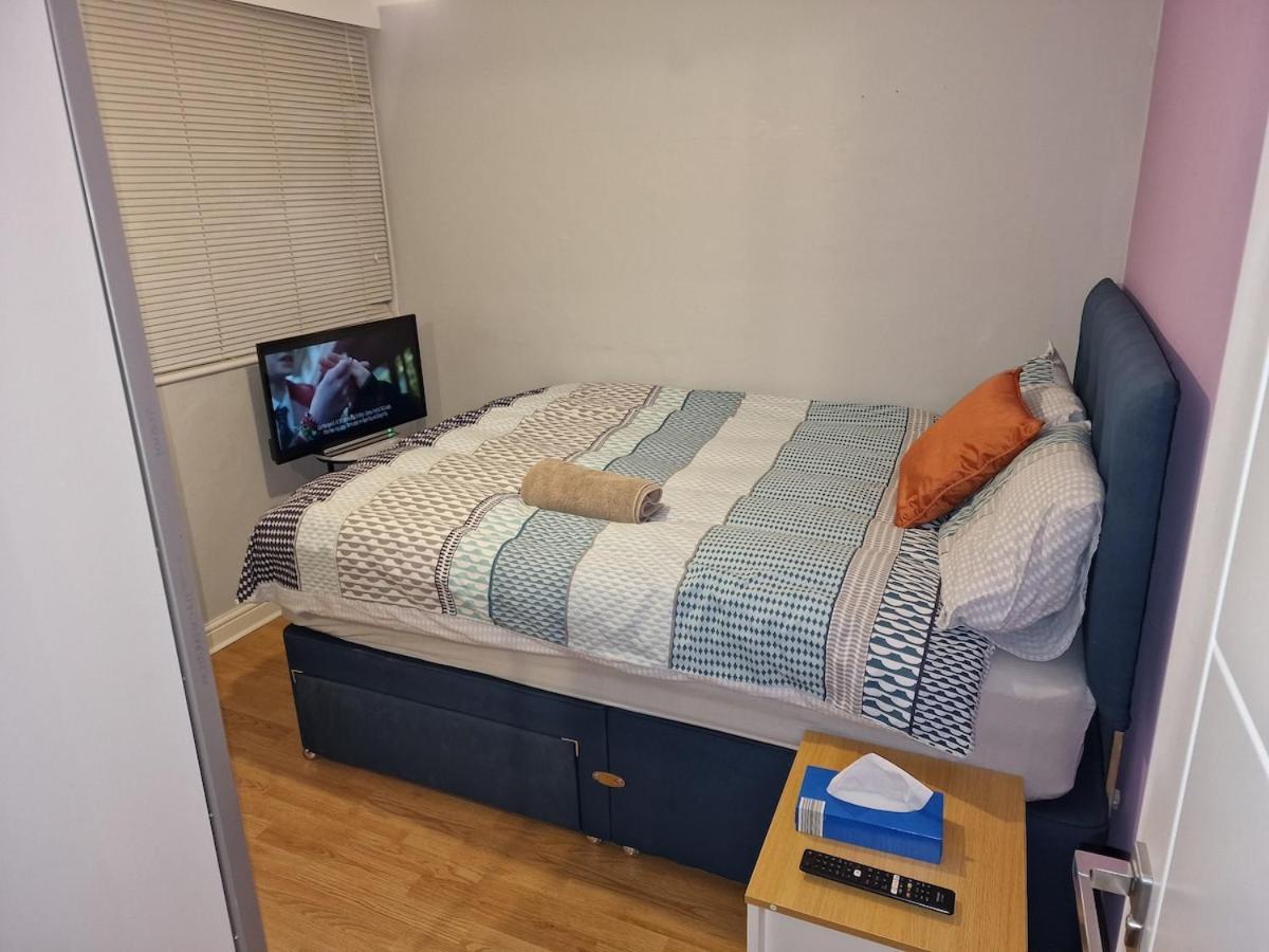 Nightrest Homes Hemel Hempstead Smart Tv In Each Room - Parking Esterno foto