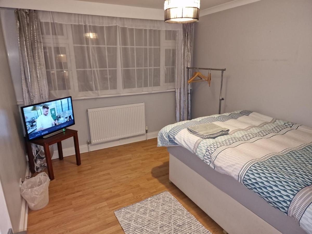 Nightrest Homes Hemel Hempstead Smart Tv In Each Room - Parking Esterno foto