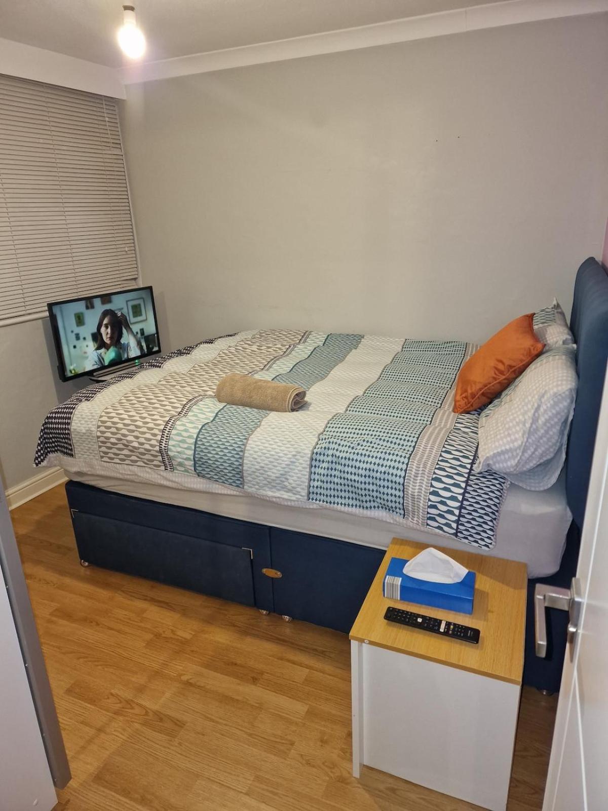 Nightrest Homes Hemel Hempstead Smart Tv In Each Room - Parking Esterno foto